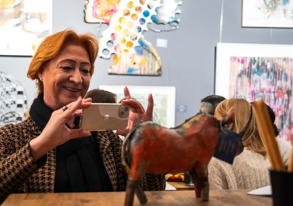 Skulpturen und Bilder bei Weinproben in Münchener Kunstgalerie